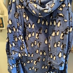 Vera Bradley baby blue fleece penguin robe. L/XL
